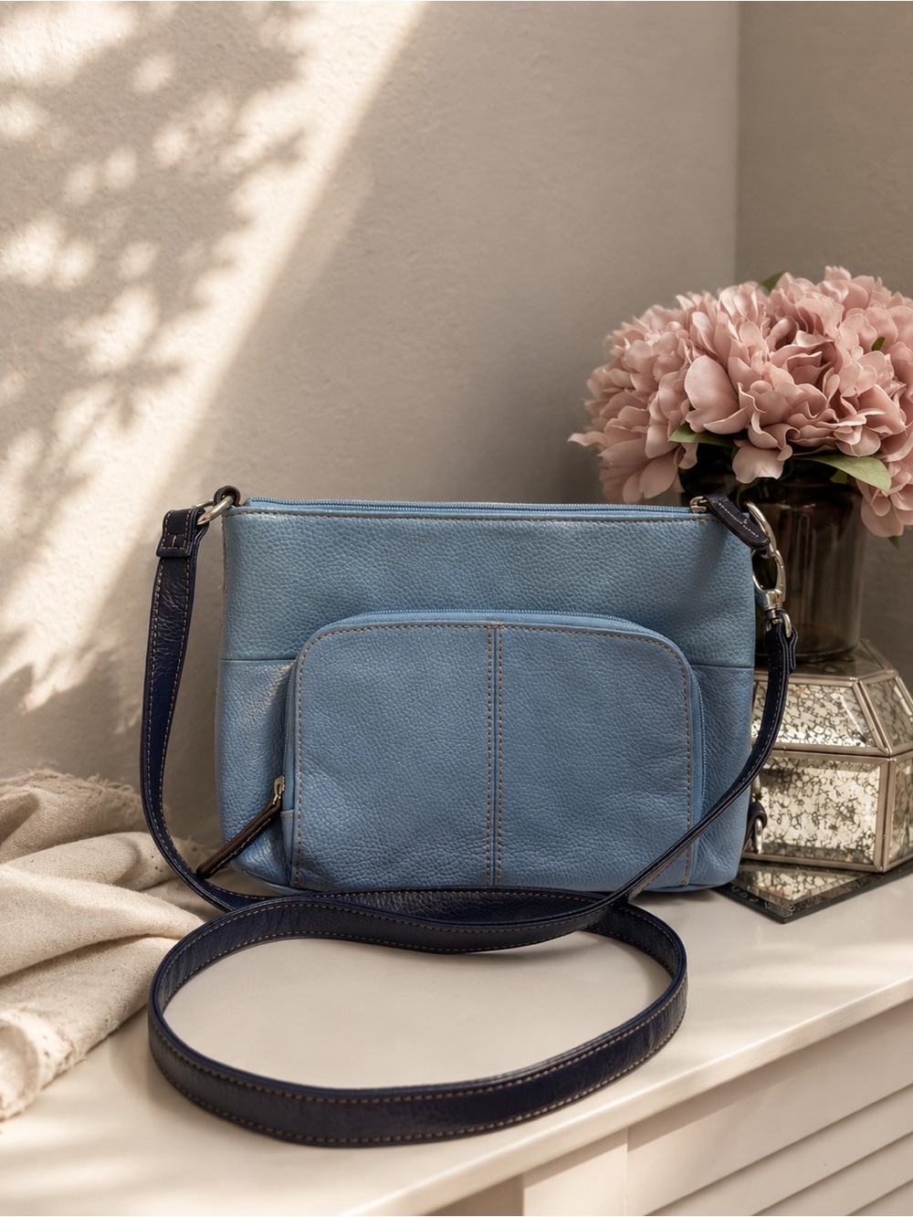 Tignanello NWOT Blue Genuine Leather Crossbody Bag + 2 Keychains - Picture 16 of 16
